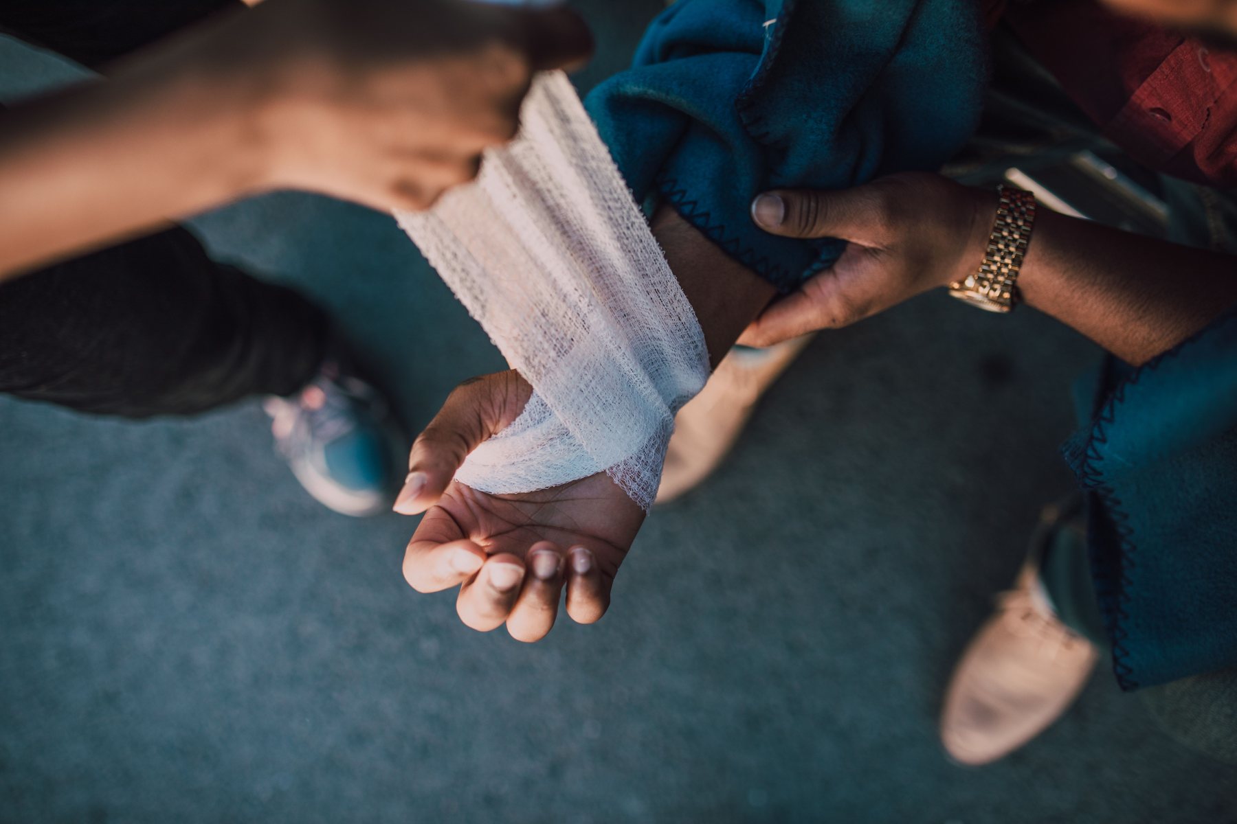 การพันผ้าบาดแผลที่ข้อมือ